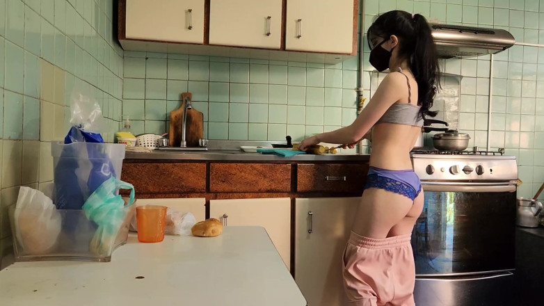 Jopy sex: 부엌에서 상사의 배다른 아들에게 따먹히는 섹시한 하녀