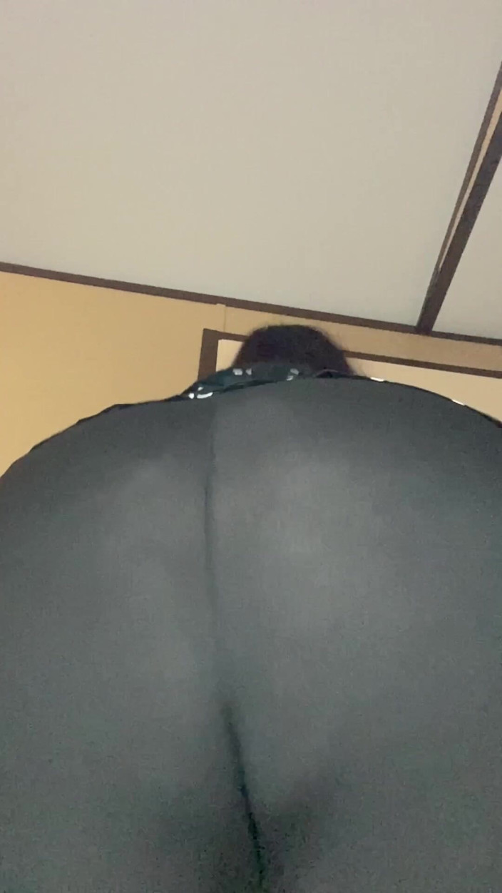 BellaBlast: Booty droppar och slår i leggings medan i slow motion