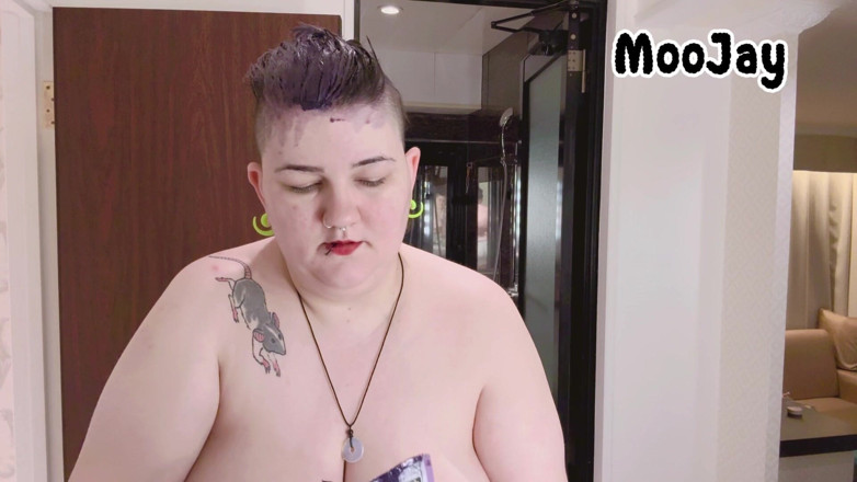 Moo Jay: Dying My Hair și Yappin 'with My Tits Out Cozy Vibes
