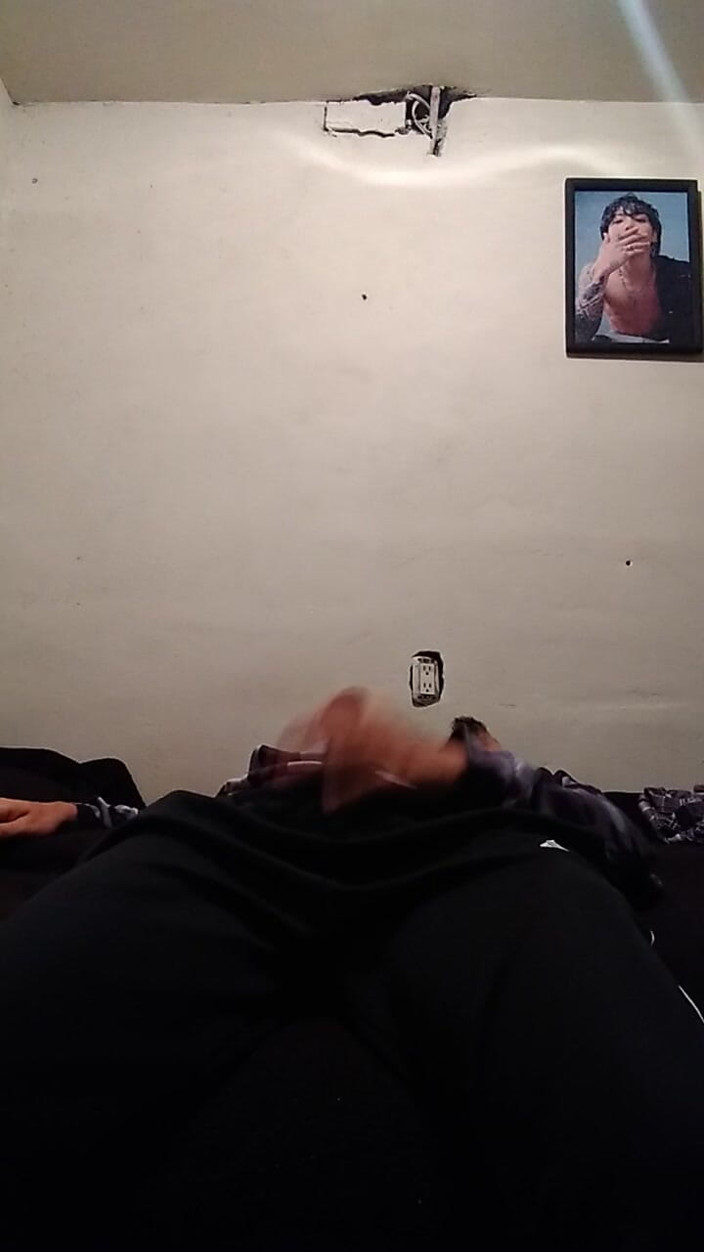 AlexAlejandro13: Un homme séduisant avec une énorme bite le regarde