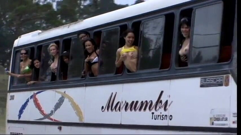 Group Bang: Lusty latinas dientot di bus dalam grup seks