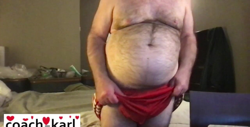 Coach Karl dude lodge: L'entraîneur Karl exhibe ses jambes dans son short de gym...