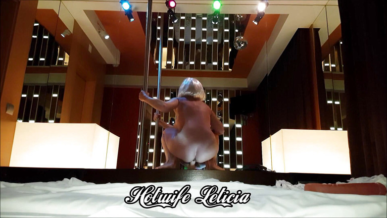 Hotwife Leticia: MILF jedzie ten twardy, długi dildo