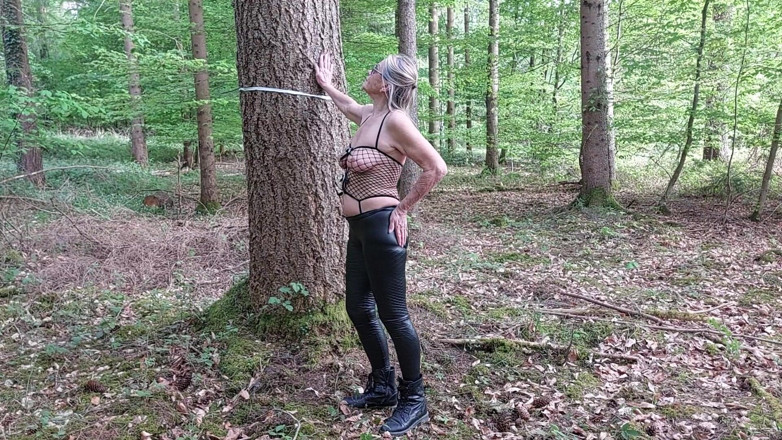martinawest: 할머니가 숲에서 자위한다!