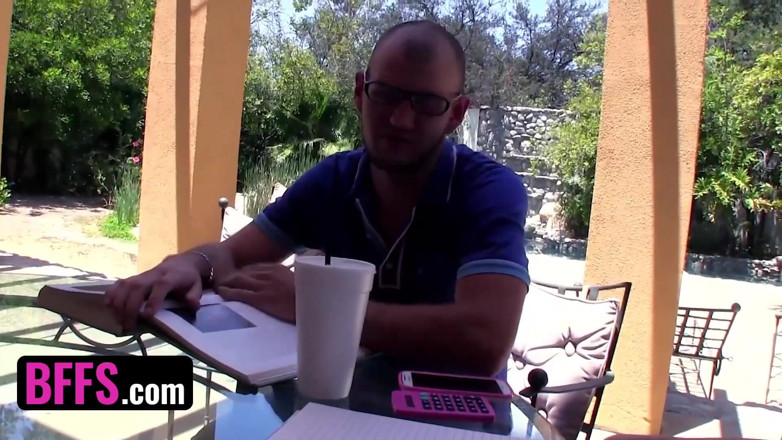 BFFS: BFFS - Un nerd fortunato arriva al tutor tre signore bollenti...
