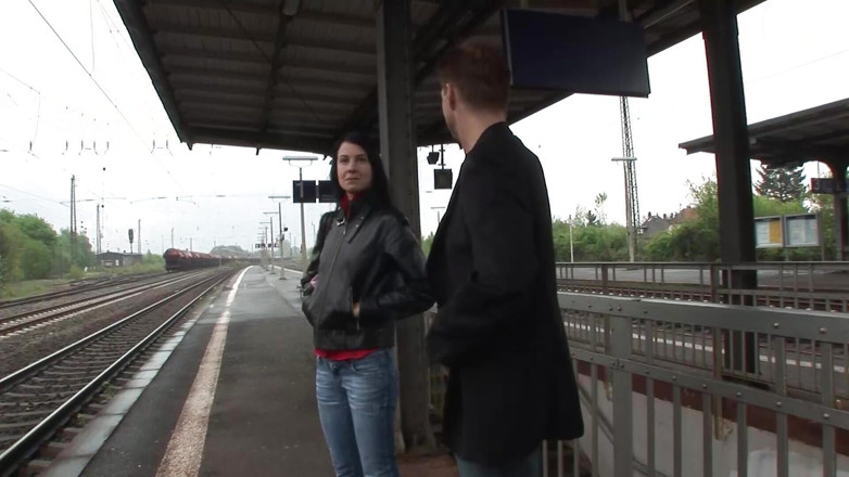 Deutsche Camgirls: Štíhlá německá kočka si užívá teplou odměnu po tvrdém šukání