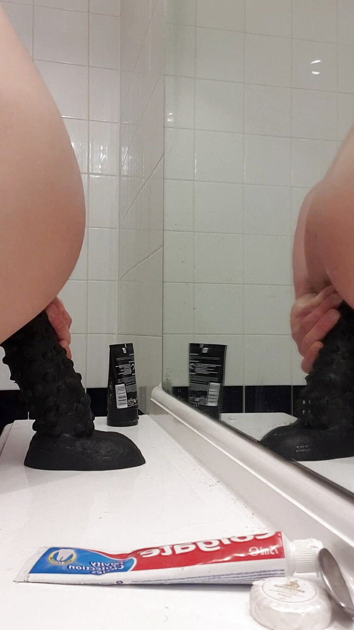 Carl Cagedwarrior: Carl cagedwarrior prende un enorme dildo bbc nel bagno dell'hotel...