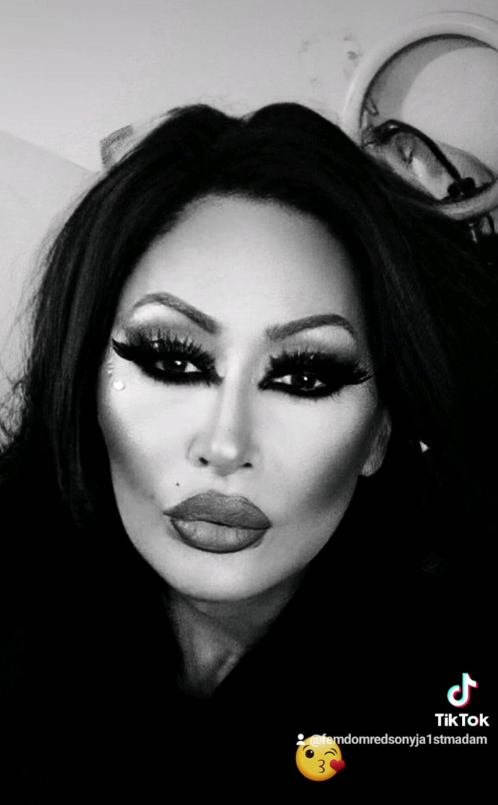 Dominatrix Redsonyja: Il suffit de se masculer sur la photo suivante. Juste...