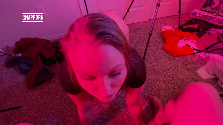 PNW Porn: 큰 젖탱이 창녀를 위한 목구멍 따먹고 거대한 얼굴