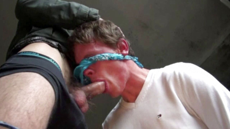 STRAIGHTS BOYS COERCED TO FUCK GAY: Băiatul straigth împins să sugă homosexualul