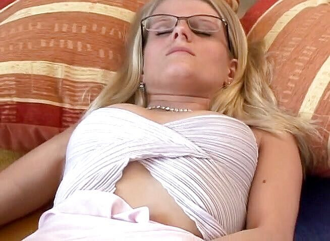 Sex Toy Entertainment: Spex, une blonde vêtue de bas se fait baiser par...