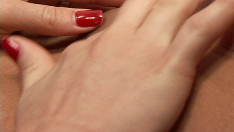 Hot Girlz: La bella latina viene leccata e toccata dall'amante lesbica