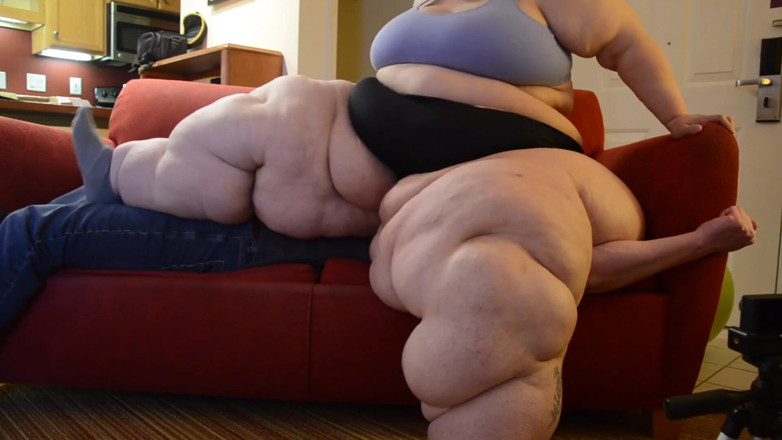 Full Weight Productions: SSbbw bobbi jo的失败践踏和沙发壁球