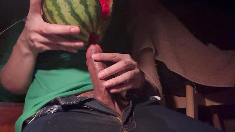 SinglePlayerBKK: Sborrata con anguria.