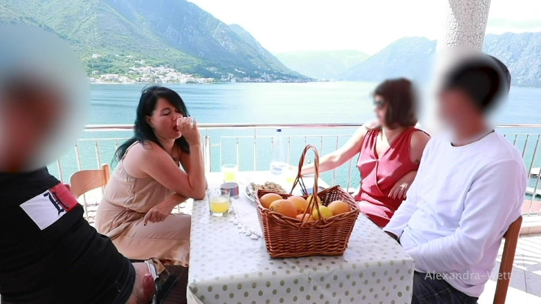 Alexandra Wett: Emporté sous la table au milieu du restaurant