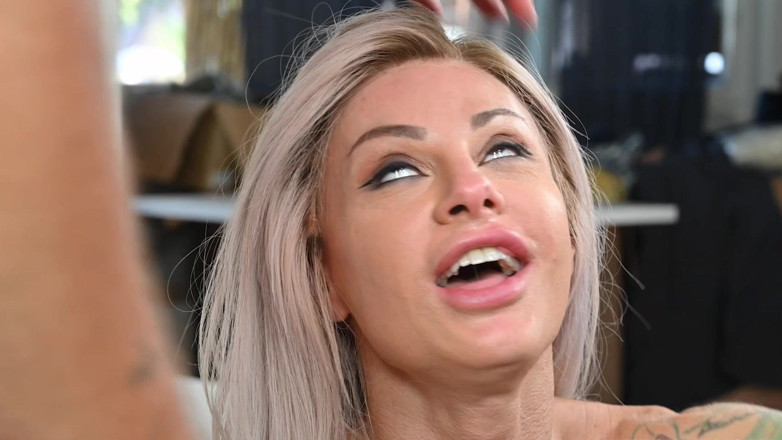 Ferrero homemade Tx: Teile der Szene, heißer transex Noemi trifft einen Lagerangestellten! Eier...