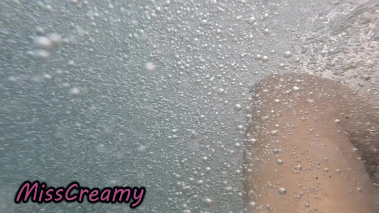 Miss Creamy: Une Demi-sœur Dans Une Piscine Publique Exhibe Une Branlette Risquée...