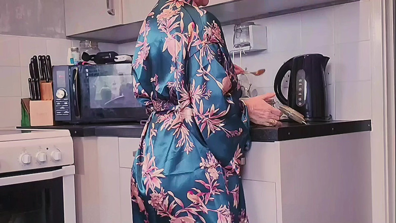 Kylie Britain Adventures: Смакує себе