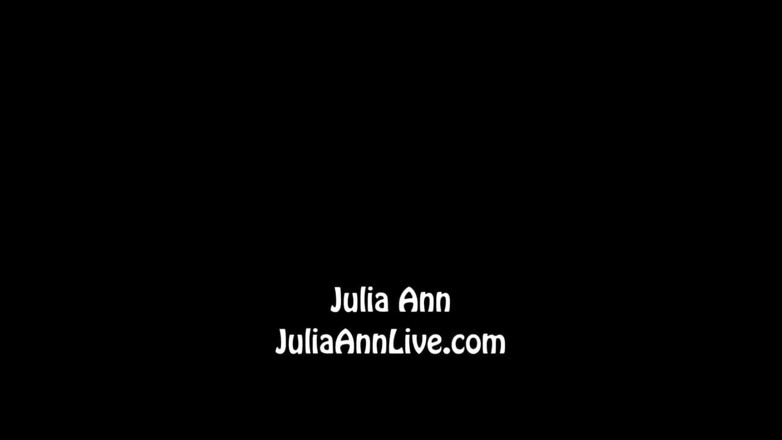 Julia Ann: Julia Ann ama leccare il culo stretto di Siri!