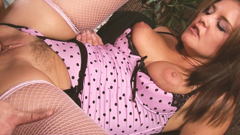Bananas with Melons: Uniform cougars scène-4_beautiful blondine in lingerie geniet van neuken met...