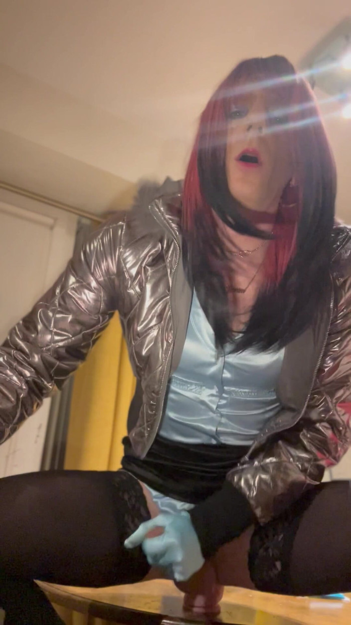 Jessica silk: Jess Silk berijdt dildo