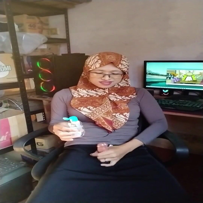 Mitha Zhe: Indo-hijab masturb im büro
