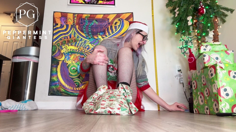 Peppermint Giantess: Regalo envuelta de 16 pies para navidad envolviendo mis dedos de...