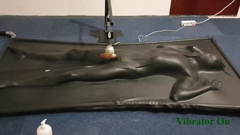 NL Milking: Diperas oleh vibrator terkontrol dalam vacbed