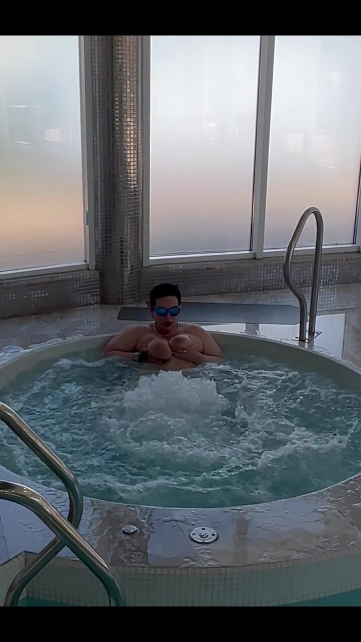 KarmenMilf: Dans le jacuzzi