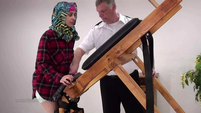 Spanking Server: Yasmeena, pantat berlumur minyak untuk gadis Arab ini