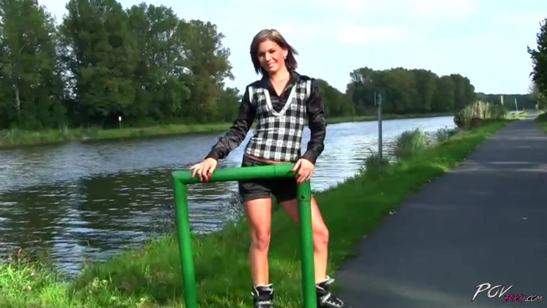 Czech Pornzone: El paseo en patines en línea terminó follando en el...
