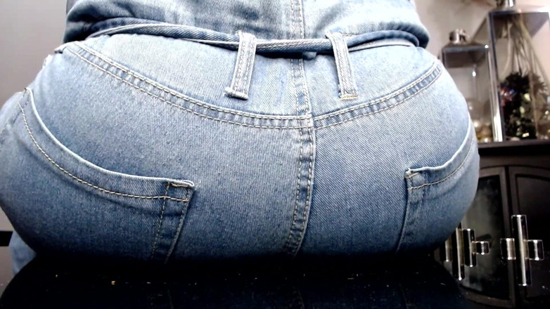Maeling: Föräldrar förstörda i jeans röv-fyxiation med jätte röv okunnig