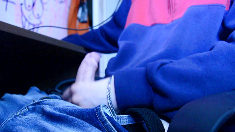Vinn th20: Je masturbe mon pénis assis sur une chaise