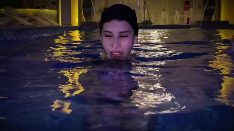 Zac the Cuckold: Scopo L'amica Di Mia Sorellastra in Piscina Mentre Lei Va...