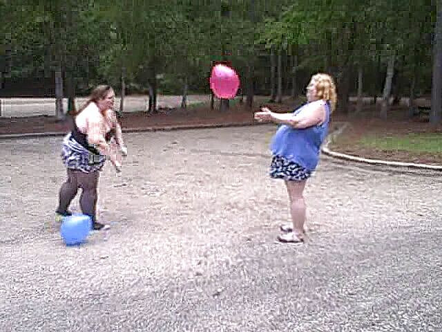 BBW nurse Vicki adventures with friends: 풍선으로 발리볼을 하는 육덕 거유녀