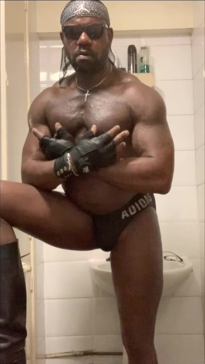 Black mature kinky muscle: Cewek sange kulit hitam dengan toket sempit ini lagi asik...