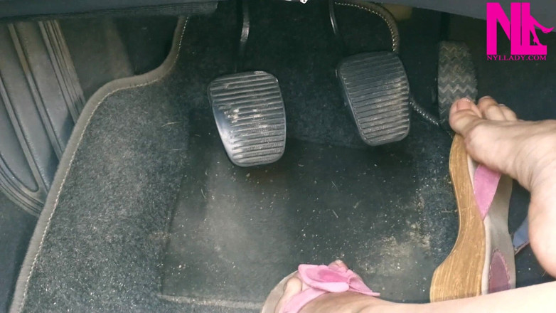 Nyllady: Ravvivando la mia auto in infradito fioriti rosa