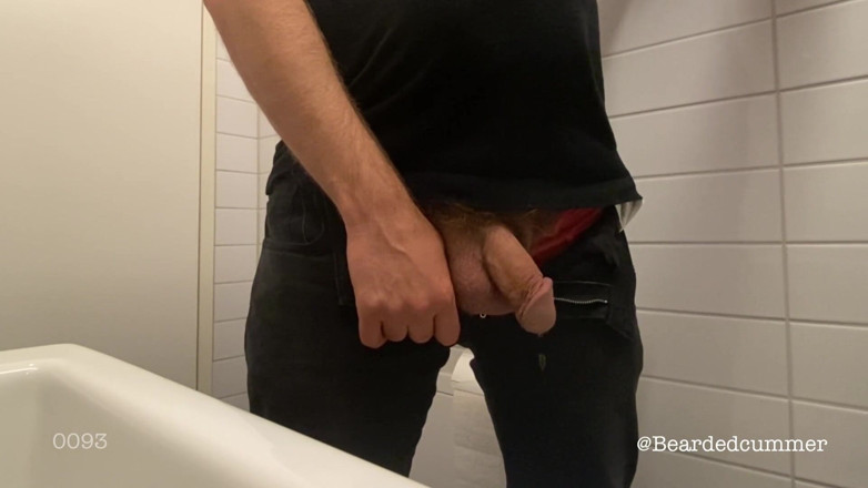 Beardedcummer: 长时间撒尿和放屁