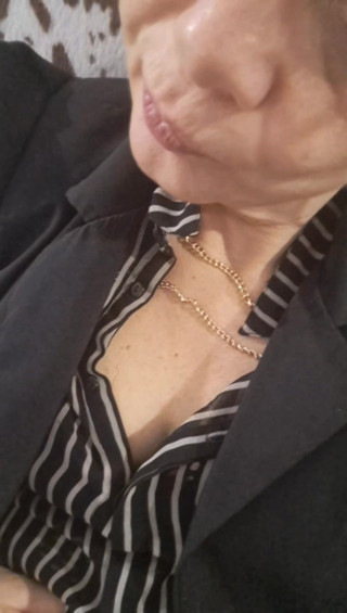 Sofy13: La milf sofy è completamente nuda con questo dildo