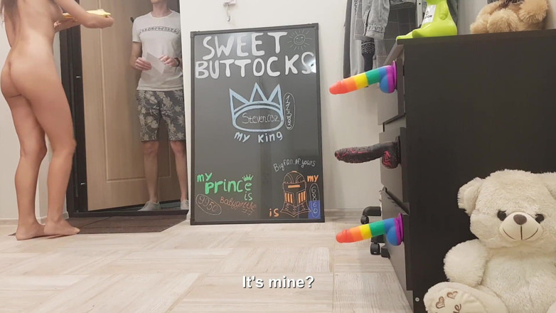 SweetButtocks: Я зустрічаю кур'єра голим