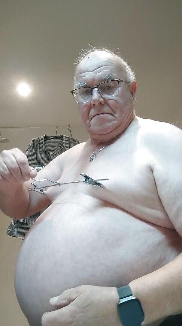 Karlchengeil: 用夹子和鞋套治疗我的奶子和乳头