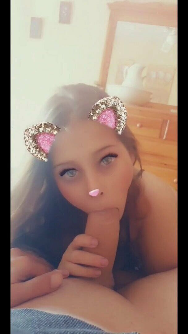 Holycandy: Une fille de 19 ans suce une bite