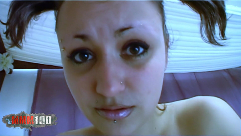 MMM100 Solo: Krystal Wallas Krystal Wallas se consolando na cama