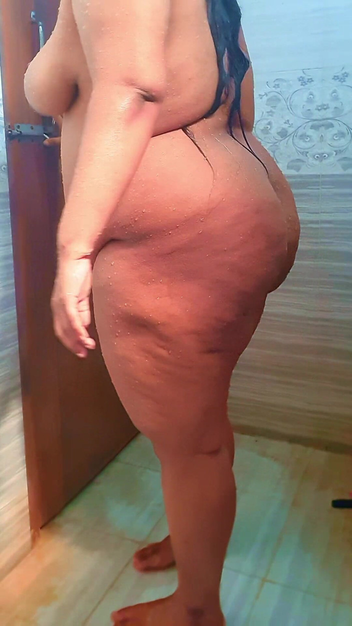 Aria Mia: Caliente milf gran culo y enormes tetas árabe madrastra ducha sexo...