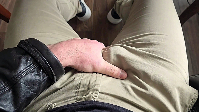 PhantomGentX: Deutsche Stimme demütigt dich. Lederjacke. Harter schwanz tropft precum. Roter...