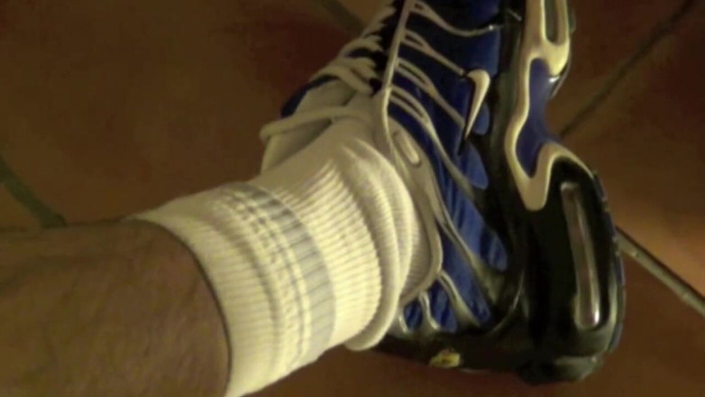 Sneaker gay: Twink unterworfen den füßen und dem fuß eines scally-jungen