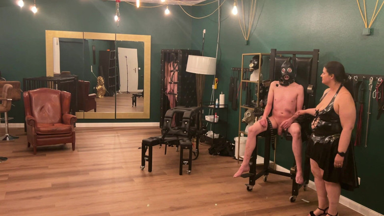 LadyPam: La domina in lattice spalancata il culo dello schiavo legato...