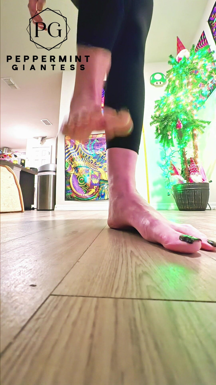 Peppermint Giantess: 67 géante taille 16 destruction de l’étouillage aux pieds nus en...