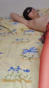 Disfruto lamiendo su coño rosa mientras ella grita de placer Múltiples orgasmos temblorosos