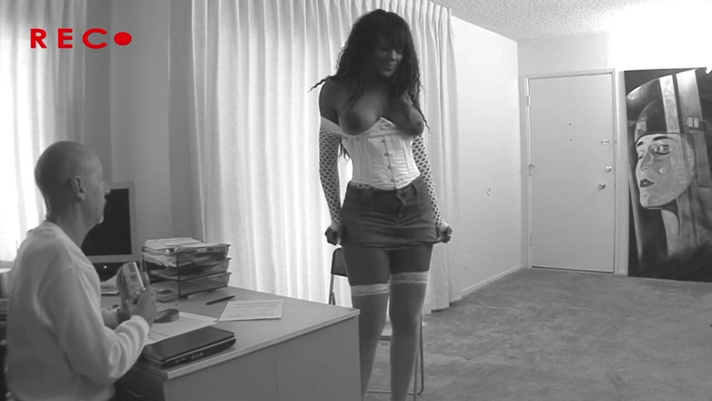 Just Great Ass: Chica negra se encuentra con una gran polla blanca